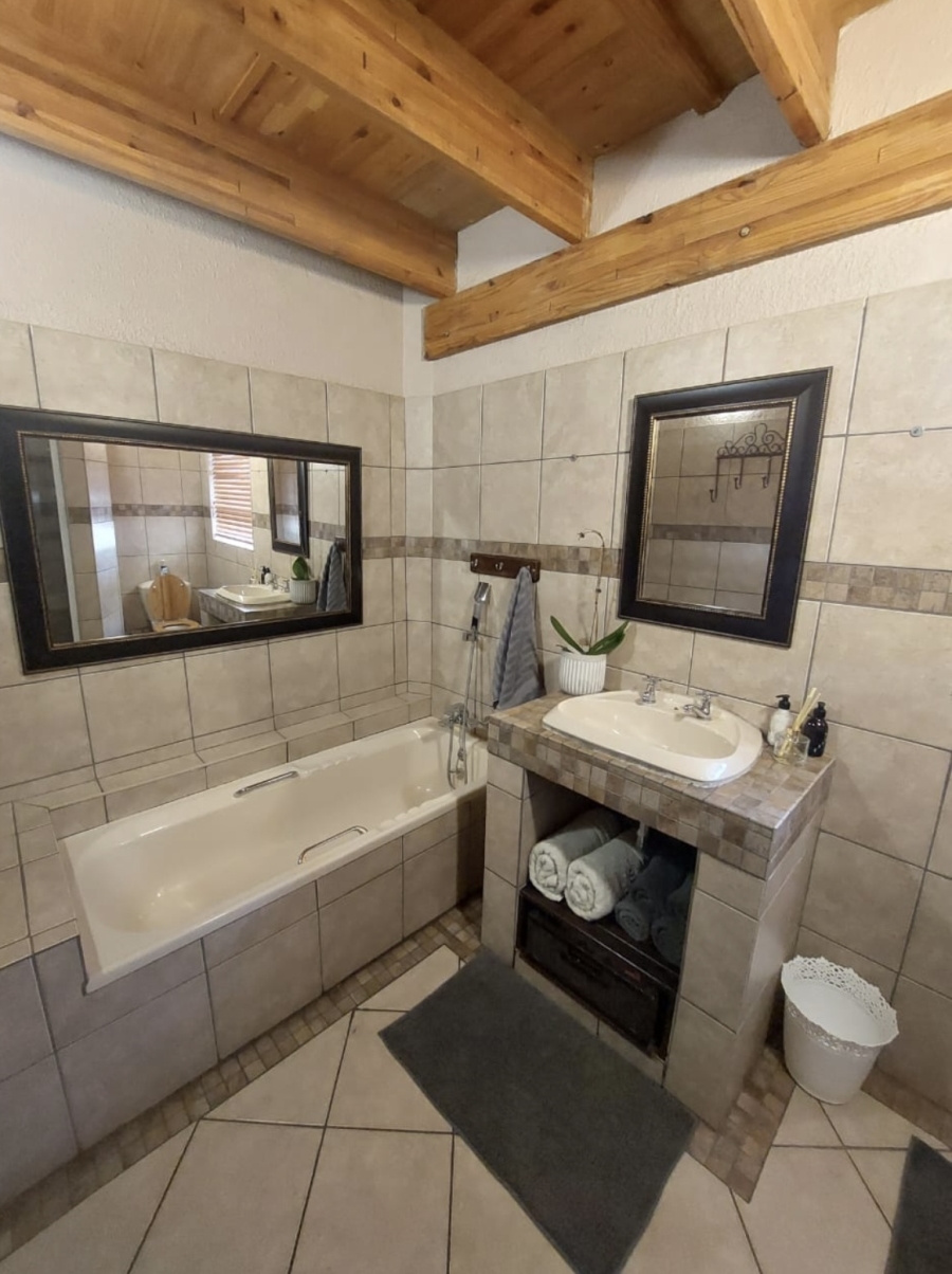 To Let 4 Bedroom Property for Rent in Flamwood North West